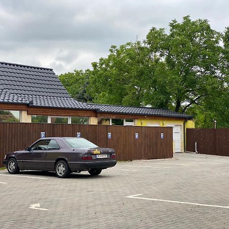 Blueline Motel Jászberény エクステリア 写真