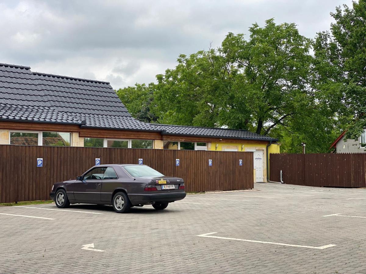 Blueline Motel Jászberény エクステリア 写真